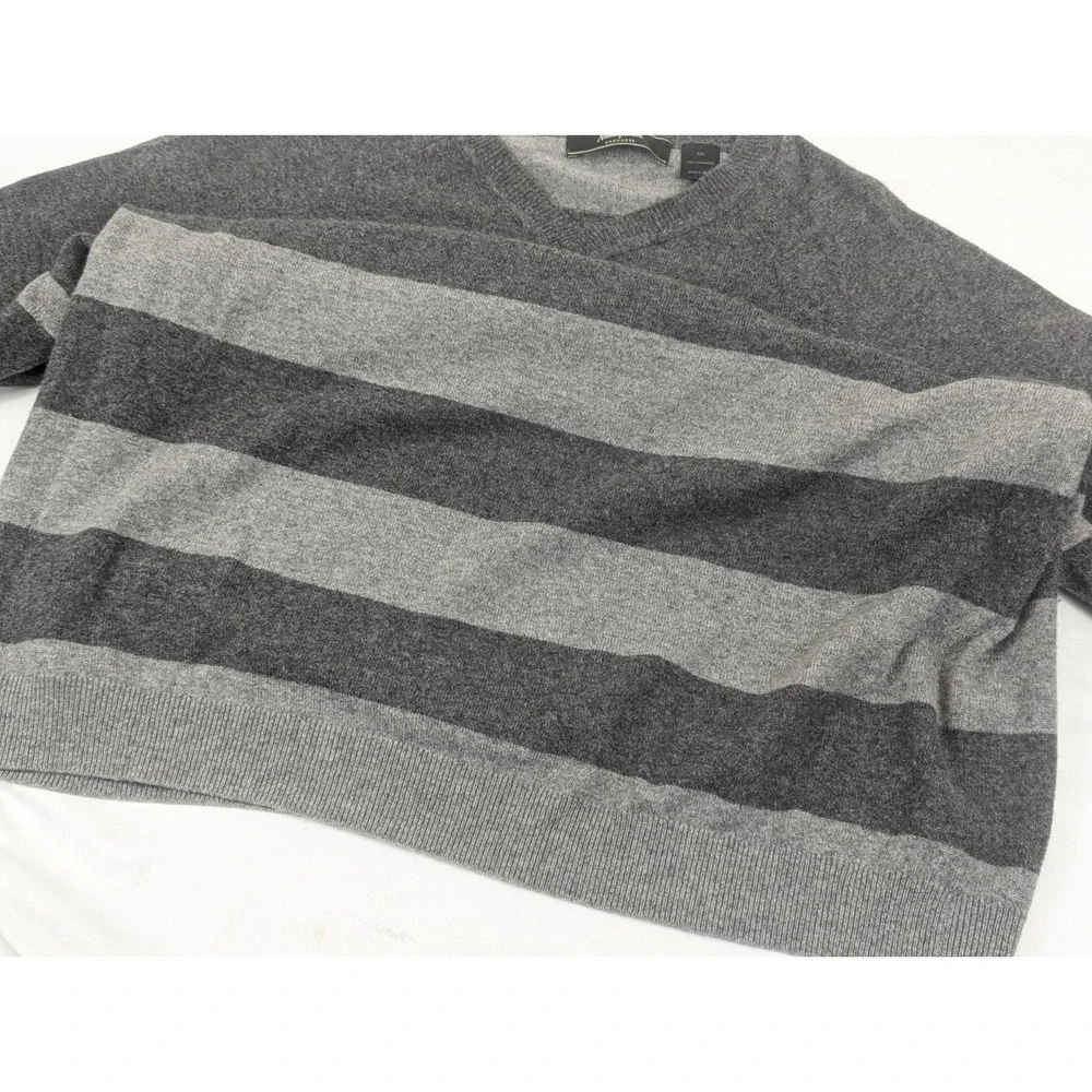 Neiman Marcus Cashmere V Neck Sweater Mens XXL Gray Striped Winter